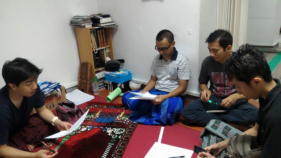 Saudara Hadziq (kiri) sebagai pengajar sedang menyampaikan materi di Kelas Bahasa Arab